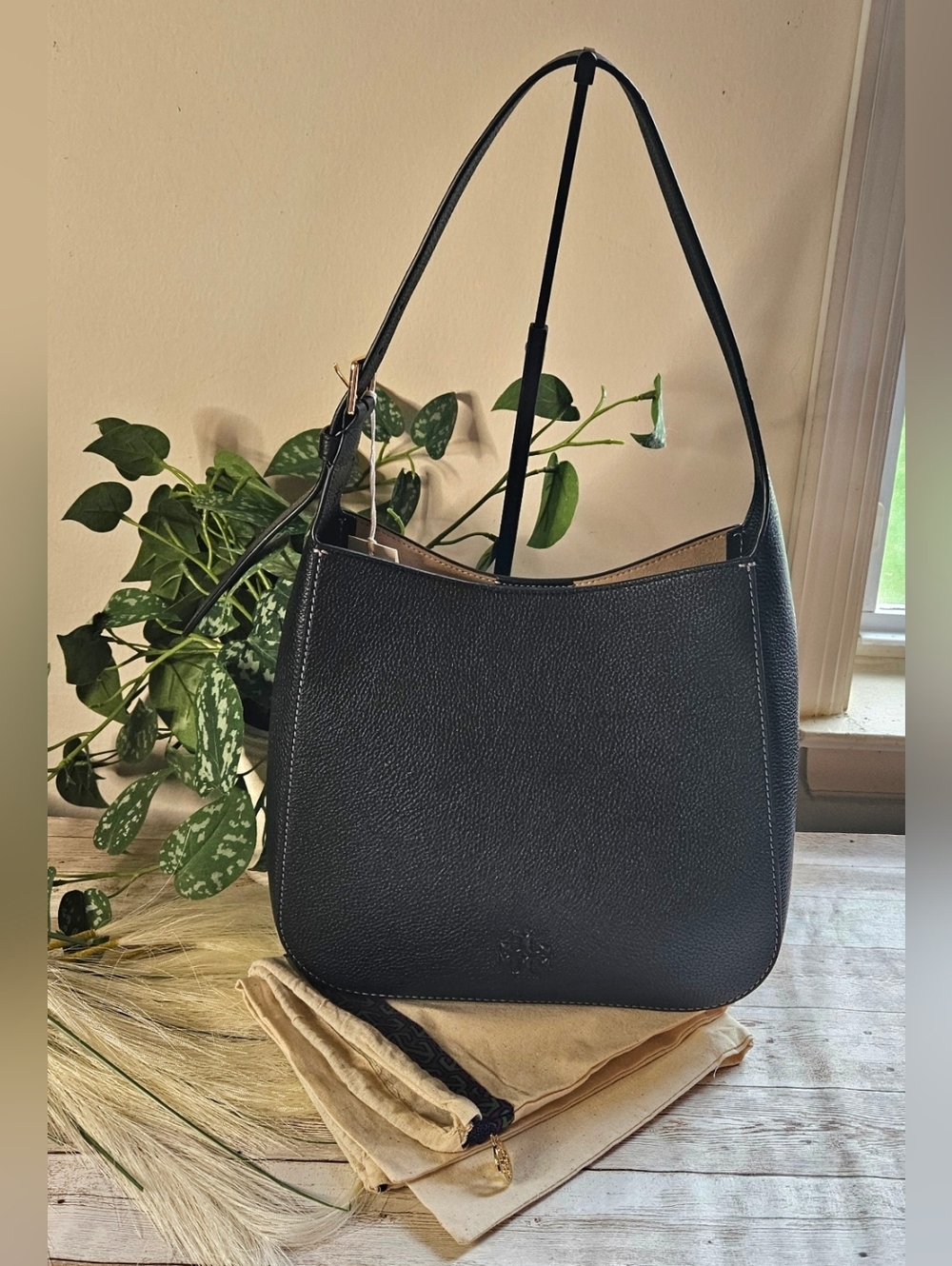 Tory Burch Nwt Thea Large Pebbled Leather Bucket bag black with charm dust bag